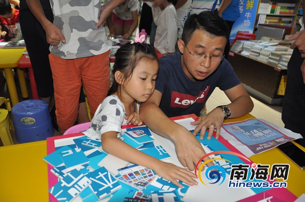 南海网报道――新华微信书城成立一周年 海口解放路书城举办亲子拼图PK赛