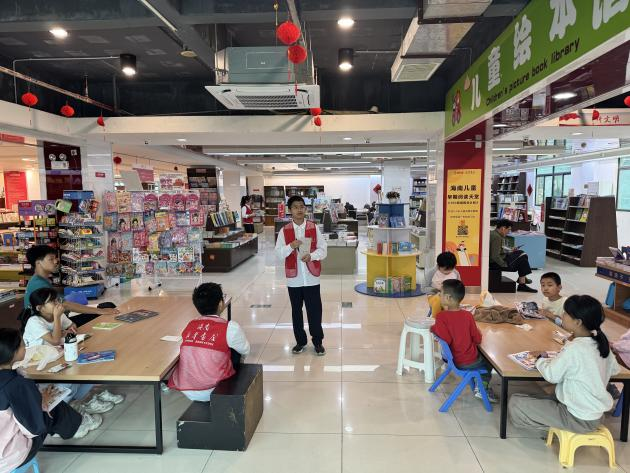 ������ѧѧ���߽��»��Ļ��㳡���  ��չ�׷����⹫��ʵ��Ӫ